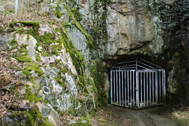 Pic: iron gate in the cliffside