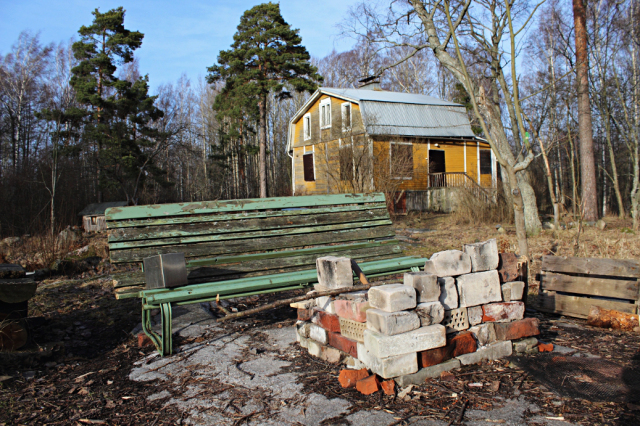 Pic: grilling place and bench in the yard