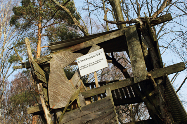 Pic: sign in tree house